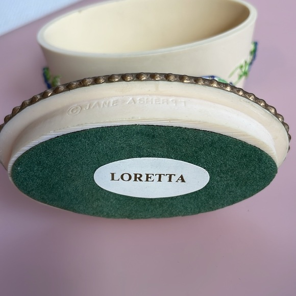 Willow Hall —Victorian shoe pill box - Picture 3 of 5